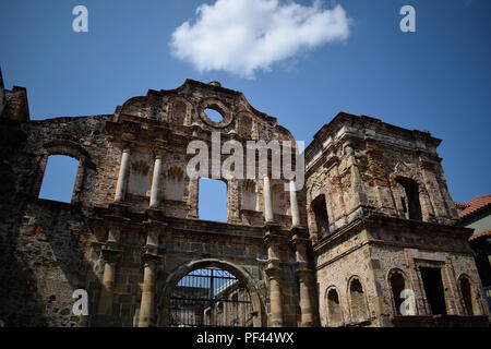 I resti di una vecchia chiesa nella periferia della città di Panama, a Panama. Foto Stock