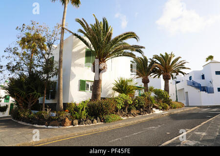 Tipica architettura delle Canarie in Costa Teguise città sull isola di Lanzarote, Spagna Foto Stock