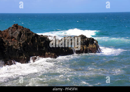 Los Hervideros, bellissimo litorale con le onde del mare, Lanzarote, Isole Canarie Foto Stock