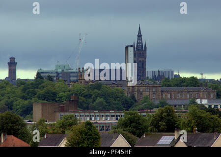 Il knightswood moderno secondario si appoggia alla base del Vittoriano Gartnaval ospedale che poggia a sua volta sotto la torre dell'orologio di Glasgow University Foto Stock