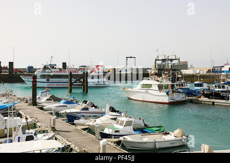 LANZAROTE, Spagna - 18 Aprile 2018: Muelle de Playa Blanca porto con traghetti e navi, Lanzarote, Isole Canarie, Spagna Foto Stock