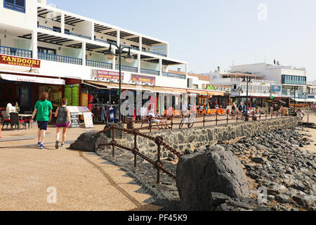 LANZAROTE, Spagna - 18 Aprile 2018: turisti camminando sulla Playa Blanca promenade, Lanzarote, Isole Canarie, Spagna Foto Stock