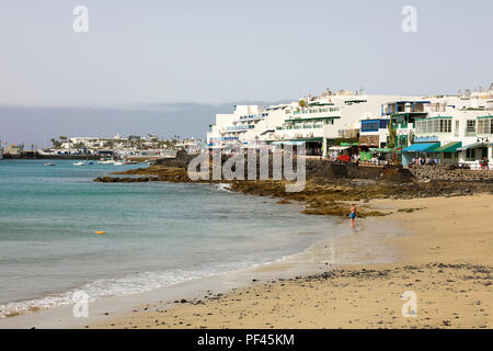 LANZAROTE, Spagna - 18 Aprile 2018: la splendida vista di Playa Blanca spiaggia e del villaggio, Lanzarote, Isole Canarie, Spagna Foto Stock