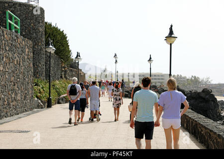 LANZAROTE, Spagna - 18 Aprile 2018: turisti camminando sulla Playa Blanca promenade, Lanzarote, Isole Canarie, Spagna Foto Stock