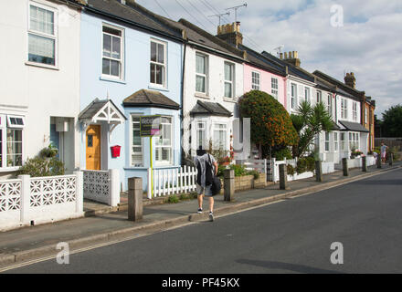 Una fila di pastello colorato ombreggiata vittoriana di case a schiera su North Lane, Teddington, Londra, Middlesex, TW11, Regno Unito Foto Stock