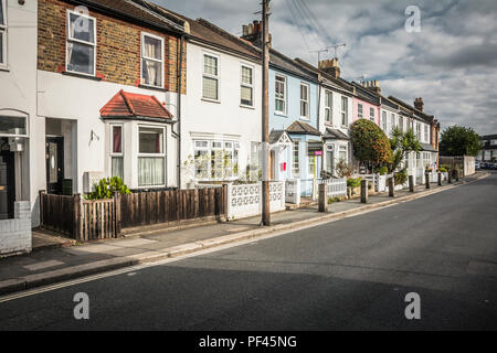 Una fila di pastello colorato ombreggiato vittoriana di case a schiera su North Lane, Teddington, Londra, Middlesex, TW11, Regno Unito Foto Stock