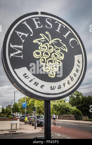 Majestic Wine Warehouse segno, Cross Deep, Twickenham, London, TW1, Regno Unito Foto Stock