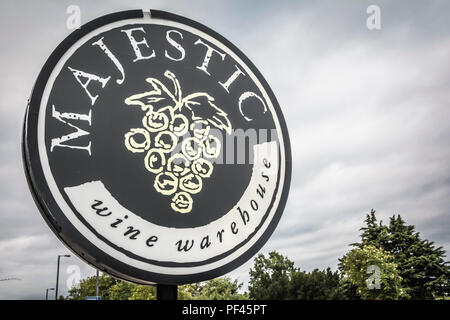 Cartello Majestic Wine Warehouse, Cross Deep, Twickenham, Londra, TW1, Inghilterra, Regno Unito Foto Stock