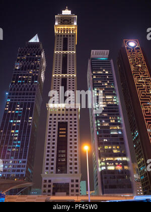 Vista notturna del centro cittadino di Dubai con grattacieli. Foto Stock