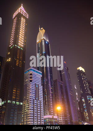 Dubai, Emirati Arabi Uniti - 15 Maggio 2018: vista notturna del centro cittadino di Dubai con grattacieli. Foto Stock