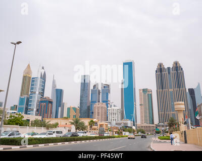 Panorama del centro della città di Dubai. Bella grattacieli in nuvoloso meteo. Foto Stock