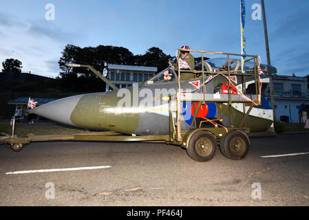 Southend SummerCare sfilata di carnevale. Southend on Sea, Essex. Restauro di Vulcan fiducia galleggiante, un Blackburn Buccaneer cockpit con pilota Foto Stock