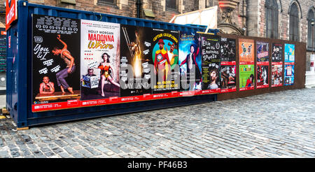 Temporaneo di pop-up cartelloni con grandi manifesti pubblicità Edinburgh Fringe mostra; Hill Square, il centro di Edimburgo, Foto Stock