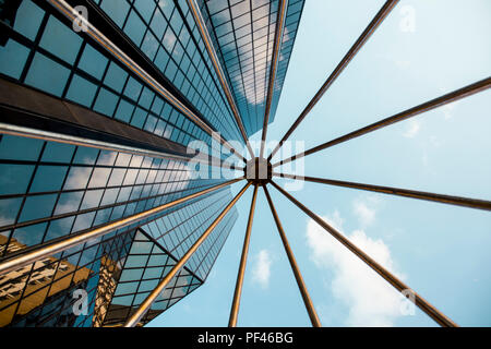 Tetto in vetro dettaglio il Beaugrenelle shopping mall di Parigi Francia con una vista attraverso alti grattacieli Foto Stock