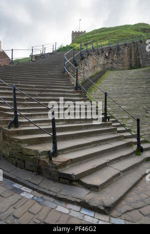 Il famoso 199 passi a Whitby sulla costa del North Yorkshire, Inghilterra. Foto Stock