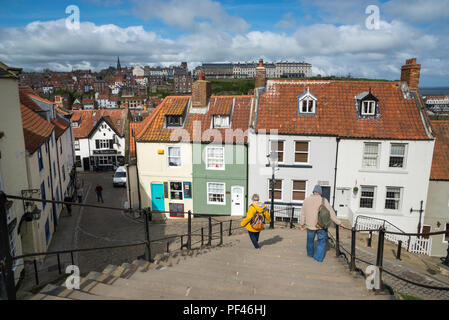 Vista dal famoso 199 passi nella storica cittadina di Whitby, North Yorkshire, Inghilterra. Foto Stock