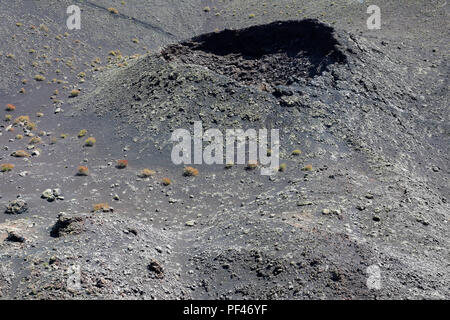 Il cratere vulcanico nella montagna di fuoco all'interno del Parco Nazionale di Timanfaya, Lanzarote, Isole Canarie Foto Stock