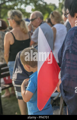 Donna con il bianco e il rosso bandiera polacca in mano. La celebrazione dell anniversario dell'Insurrezione di Varsavia. Simboli polacca. Foto Stock