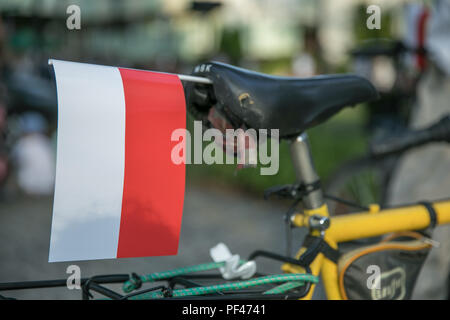 Il bianco e il rosso bandiera polacca sulla bicicletta. La celebrazione dell anniversario dell'Insurrezione di Varsavia. Simboli polacca. Foto Stock