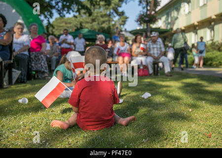 I bambini con il bianco e il rosso bandiera polacca in mano. La celebrazione dell anniversario dell'Insurrezione di Varsavia. Simboli polacca. Foto Stock