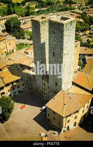 Vista dall'alto sulla piccola cittadina medievale di San Gimignano in Toscana, Italia Foto Stock