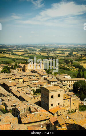 Vista dall'alto sulla piccola cittadina medievale di San Gimignano in Toscanaa, Italia Foto Stock