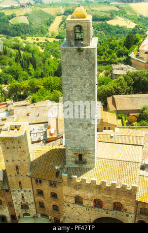 Enormi torri nella piccola città medievale di San Gimignano in Toscana, Italia Foto Stock