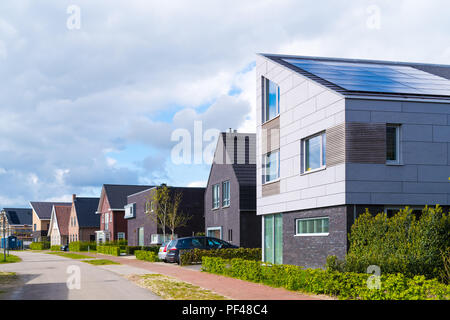 BORNE, Paesi Bassi - 23 Aprile 2017: Street con le moderne case residenziali nei Paesi Bassi Foto Stock