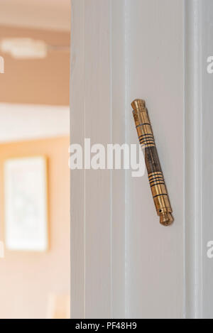 Una Mezuzà fissata ad una porta interna. La tradizione ebraica membri dovrebbero essere apposto su ogni porta di tutte le sale di soggiorno. Foto Stock