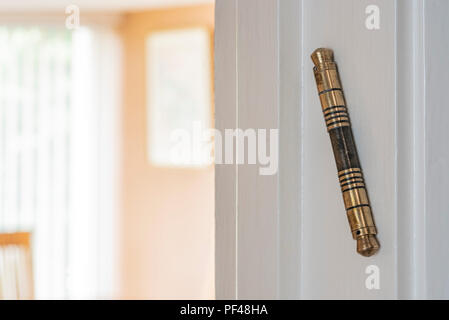 Una Mezuzà fissata ad una porta interna. La tradizione ebraica membri dovrebbero essere affied per ogni porta di tutte le sale di soggiorno. Foto Stock