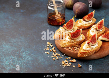 Sandwich con ricotta, fig e miele su uno sfondo blu Foto Stock