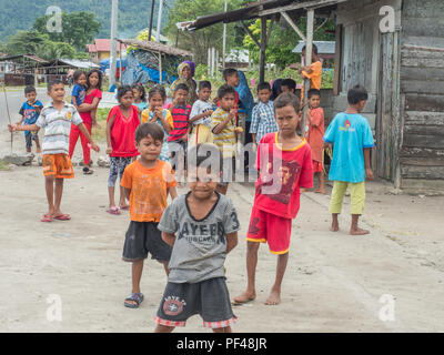 Ad Ambon, Indonesia - 11 Febbraio 2018: un gruppo di indonesiano, bambini in età prescolare in abiti colorati nel piccolo villaggio sull'isola, Maluki, Maluku Foto Stock