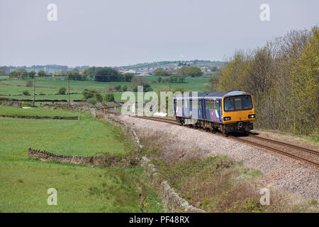 Un Arriva ferroviaria settentrionale classe 144 pacer treno sul binario unico Penistone linea con un Huddersfield a Sheffield treno Ingbirchworth Foto Stock