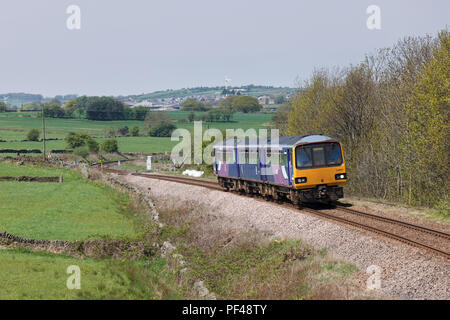 Un Arriva ferroviaria settentrionale classe 144 pacer treno sul binario unico Penistone linea con un Huddersfield a Sheffield treno Ingbirchworth Foto Stock