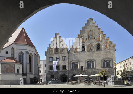 Marktplatz mit Rathaus und Marktkirche, Wasserburg am Inn, Landkreis Rosenheim, Oberbayern, Bayern, Deutschland, Europa | marketplace con un municipio Foto Stock