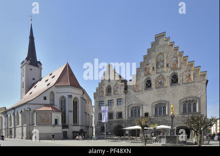 Marktplatz mit Rathaus und Marktkirche, Wasserburg am Inn, Landkreis Rosenheim, Oberbayern, Bayern, Deutschland, Europa | marketplace con un municipio Foto Stock