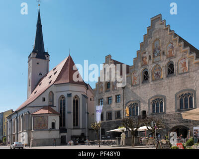 Marktplatz mit Rathaus und Marktkirche, Wasserburg am Inn, Landkreis Rosenheim, Oberbayern, Bayern, Deutschland, Europa | marketplace con un municipio Foto Stock