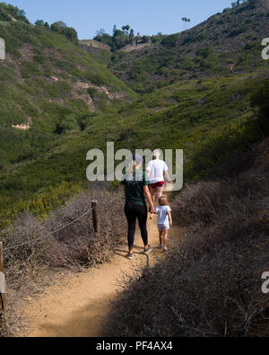 Famiglia godendo di una passeggiata mattutina sul Mariposa Sentiero del Forrestal Riserva Naturale in Rancho Palos Verdes, CA Foto Stock