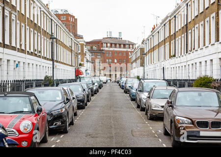 London street con case cittadine Georgiane e automobili parcheggiate su entrambi i lati Foto Stock