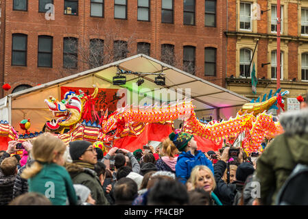 MANCHESTER, Inghilterra - 18 febbraio, 2018: Anno Nuovo Cinese 2018 celebrazioni di Manchester Parade, strade affollate di gente allegra Foto Stock