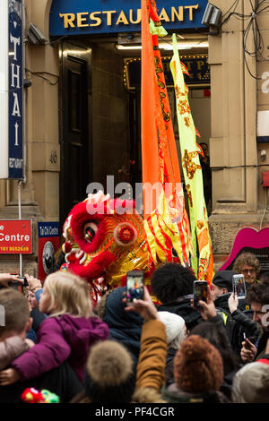 MANCHESTER, Inghilterra - 18 febbraio, 2018: Anno Nuovo Cinese 2018 celebrazioni di Manchester Parade, strade affollate di gente allegra Foto Stock