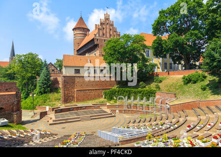 Anfiteatro e Castello di Warmian vescovi in Olsztyn, Polonia settentrionale, costruito nel quattordicesimo secolo in stile architettonico gotico Foto Stock