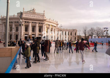 VIENNA, Austria - 9 marzo 2018: Pattinaggio su ghiaccio persone all'annuale Wiener Eistraum Ice Rink infront del municipio Foto Stock