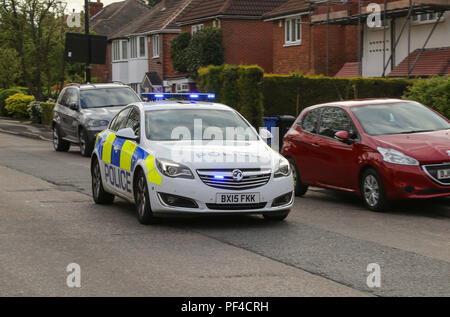 Un West Midlands polizia risposta di emergenza auto, visto in rotta per un incidente nella zona di Birmingham del Regno Unito. Foto Stock