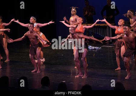 Il Mophato Dance Theatre dal Botswana eseguito "Borwa: la gente del sud" presso la batteria Dance Festival in Battery Park City, Manhattan. Foto Stock