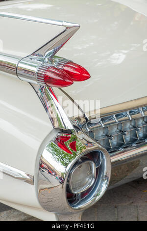 Primo piano della tailfin da un classico 1959 Cadillac sul display a Orillia Downtown Classic Car Show. Foto Stock