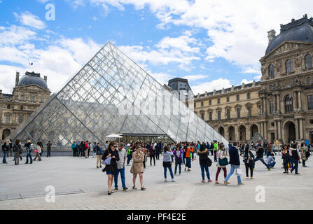 I turisti al di fuori del museo del Louvre a Parigi, Francia Foto Stock