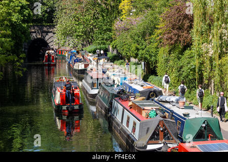 Case galleggianti e narrowboats accanto a Islington Tunnel sul Regent's Canal, Londra England Regno Unito Regno Unito Foto Stock