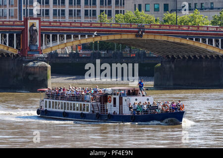 Battello da crociera passando sotto il ponte Vauxhall sul Fiume Tamigi a Londra England Regno Unito Regno Unito Foto Stock