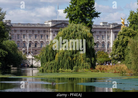 Il St James Park con Buckingham Palace di Londra England Regno Unito Regno Unito Foto Stock